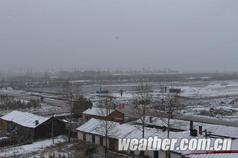 冷空气袭黑龙江 漠河飘雪