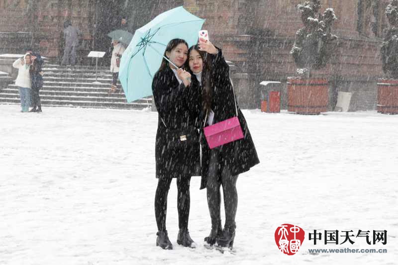 冰城降瑞雪吸引游人驻足观赏